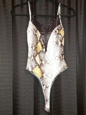 Fashion Nova Snake Print Lace-Trim Bodysuit in Yellow and Black
